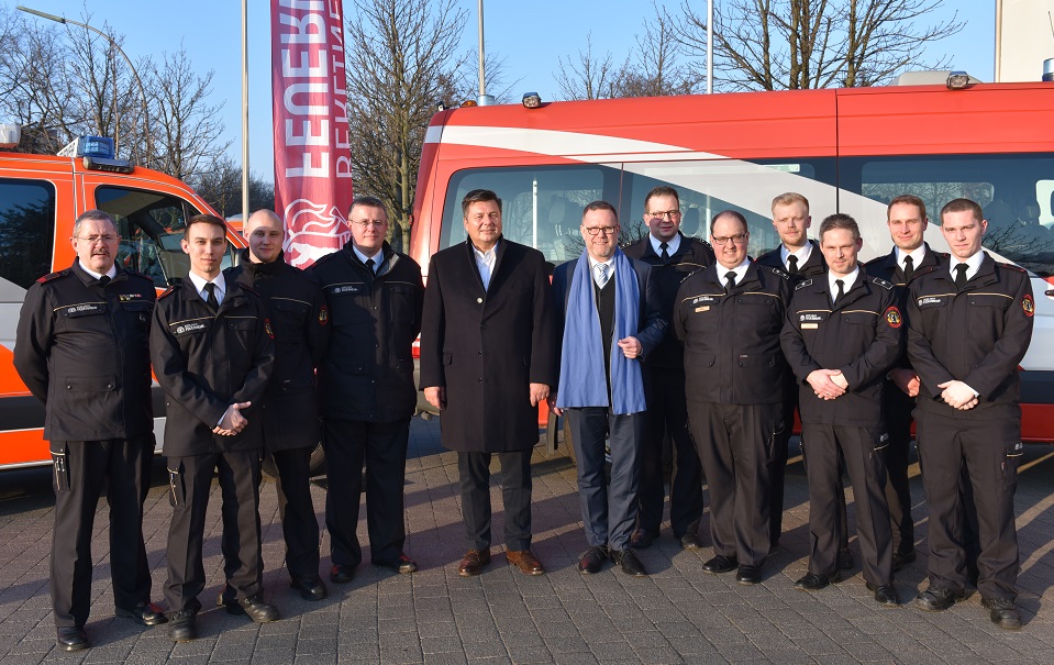 Die neu gegründete Freiwillige Feuerwehr Charlottenburg-Nord mit Innensenator Geisel und Bezirksbürgermeister Naumann