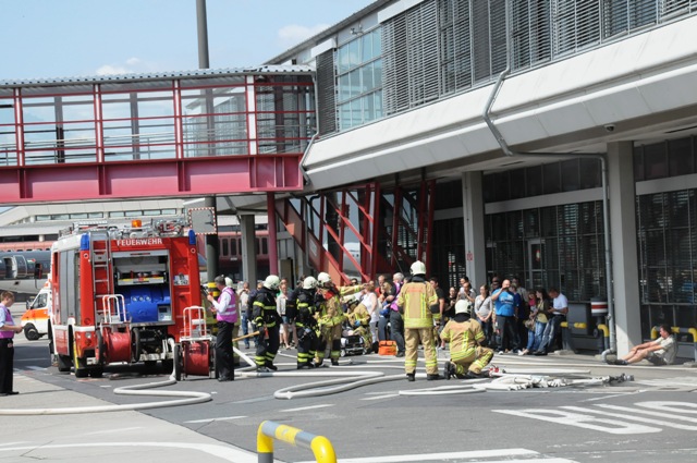 Flughafenfeuerwehr trifft erste Maßnahmen