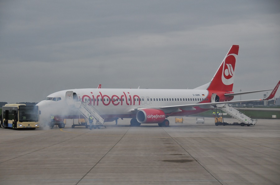 Unfall zwischen einem Flugzeug und einem Vorfeldbus