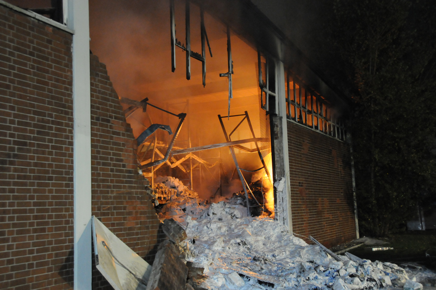 Lagerhalle im Vollbrand