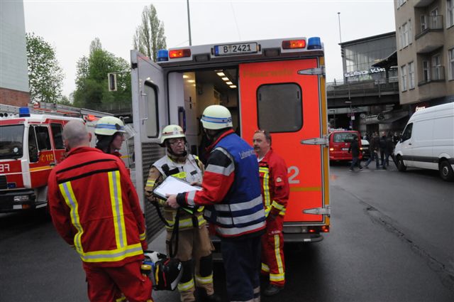 Rettungswagen mit Org-Leiter und Einsatzleitung
