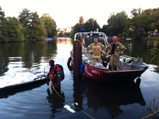 Mehrzweckboot und Taucher