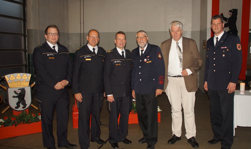 Vertreter des ständigen Vertreters des Landesbeauftragten FF in der Direktion West Manuel Mahnke, ständiger Vertreter des Landesbranddirektors Karsten Göwecke, Landesbranddirektor Wilfried Gräfling, Pfarrer Jörg Kluge, Präsident des Technischen Hilfswerkes Albrecht Broemme und Vorsitzender des Landesfeuerwehrverbandes Berlins Sascha Guzy (v.l.n.r.)