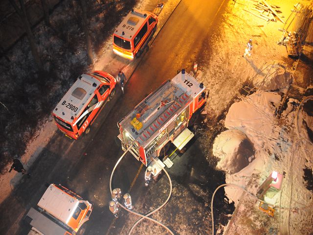 Blick auf die Einsatzfahrzeuge