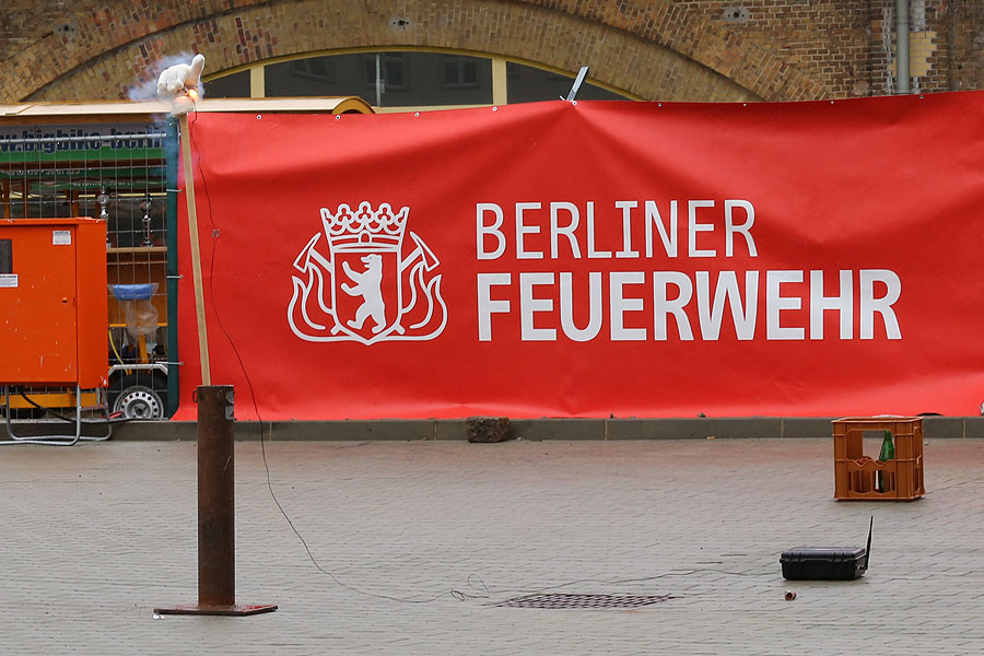 Demonstration eines Feuerwerkskörpers mit einer Handattrappe