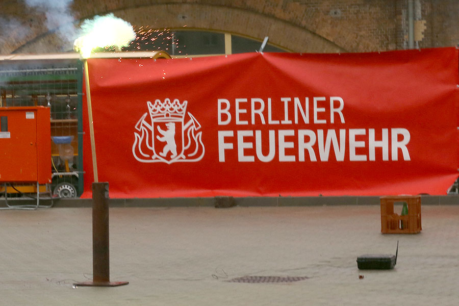 Demonstration eines Feuerwerkskörpers mit einer Handattrappe