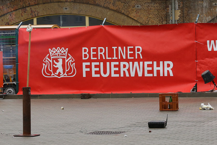 Demonstration eines Feuerwerkskörpers mit einer Handattrappe