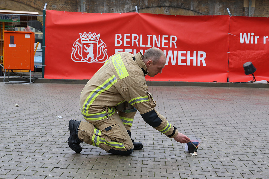 Demonstration eines Feuerwerkskörpers