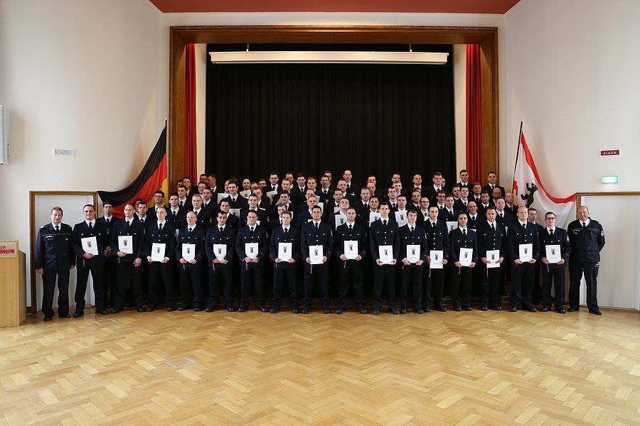 Gruppenbild der ernannten Brandmeisteranwärter