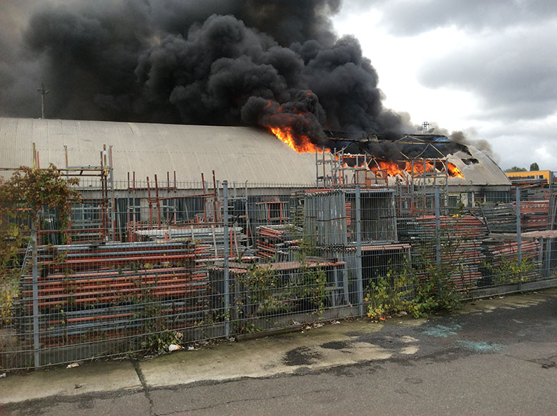 Lagerhalle im Vollbrand