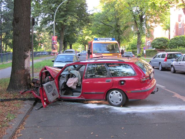 Fahrzeug gegen Baum