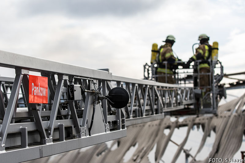 Lagerhalle im Vollbrand