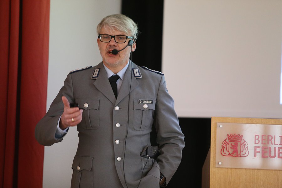 Oberstarzt Dr. Willi Schmidbauer, Bundeswehrkrankenhaus Berlin