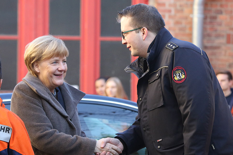 Manuel Mahnke begrüßt Bundeskanzlerin Angela Merkel