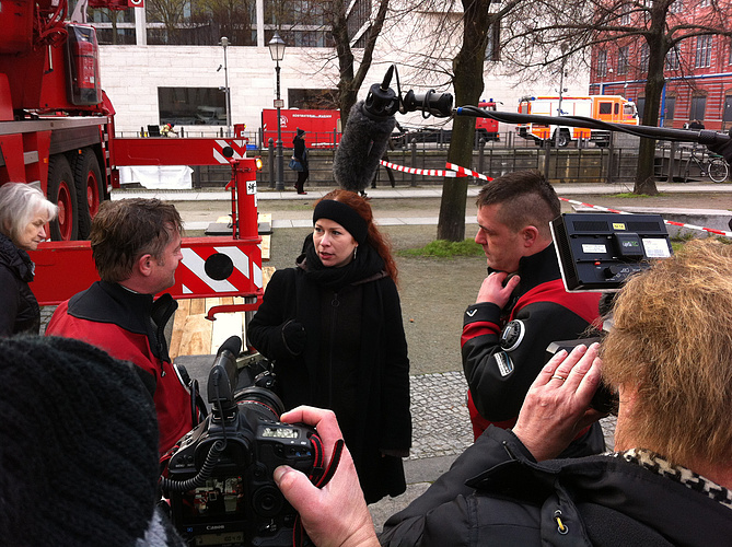 Die Mitarbeiterin des Denkmalschutzamtes bedankt sich bei den Tauchern