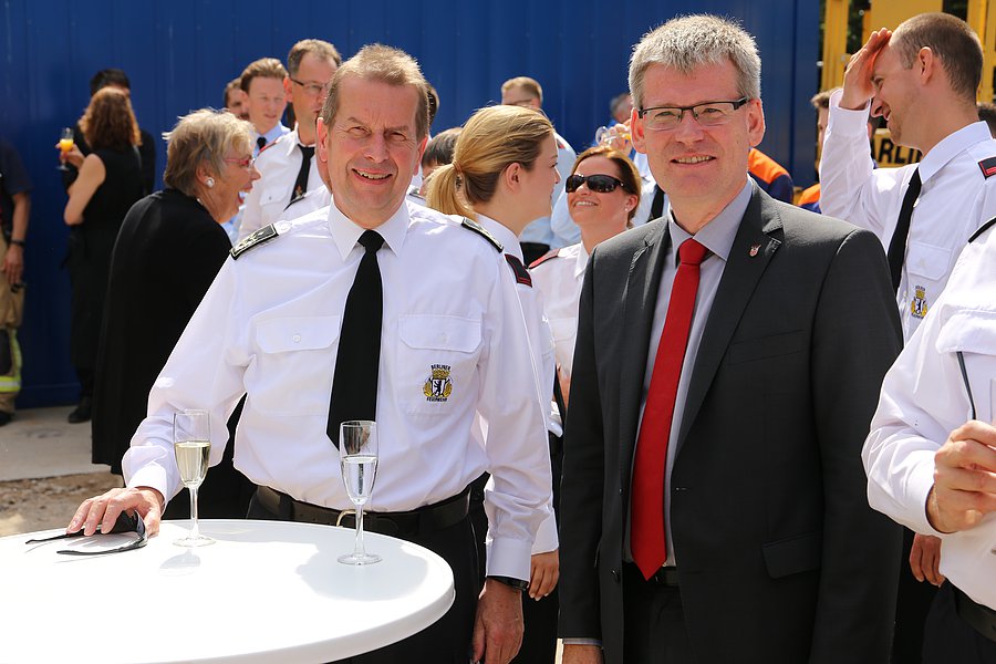 Landesbranddirektor Wilfried Gräfling und Helmut Kleebank, Bezirksbürgermeister von Spandau