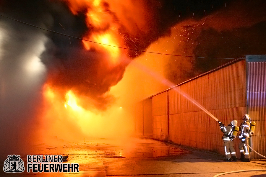 Lagerhalle im Vollbrand