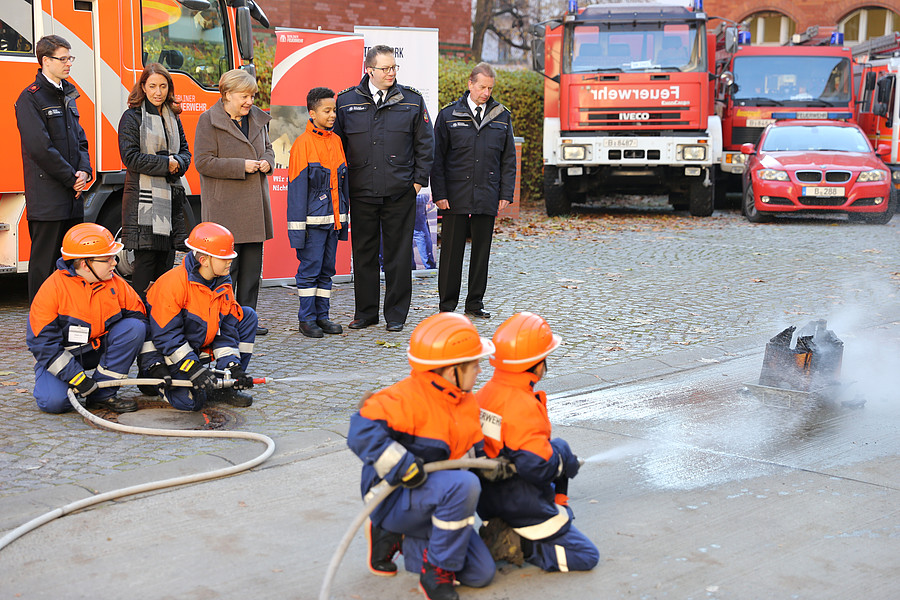 Jugendfeuerwehr bei der Brandbekämpfung