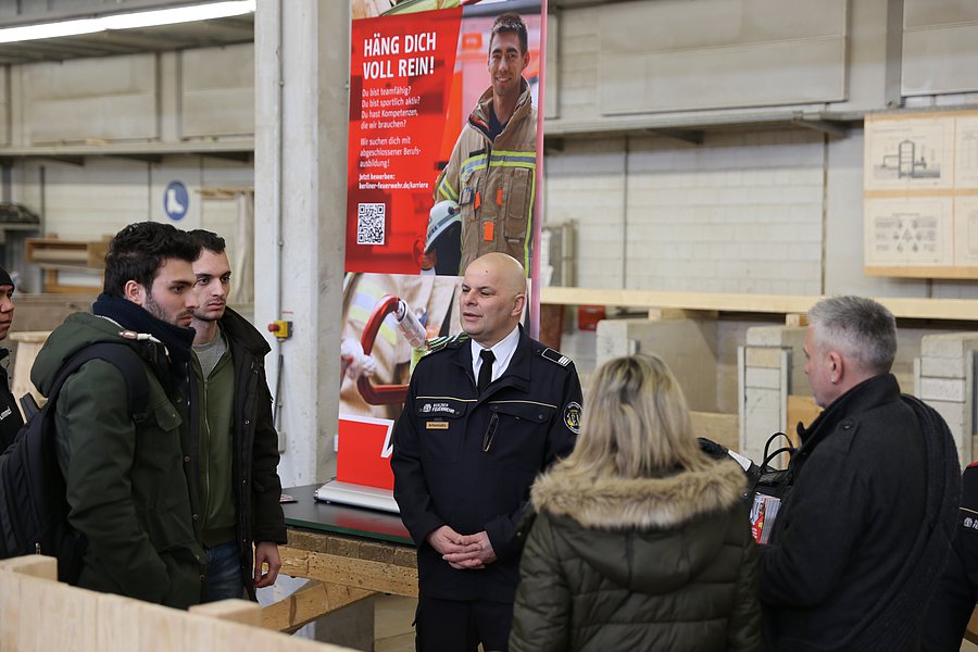 Stand Berufsinformation der Berliner Feuerwehr