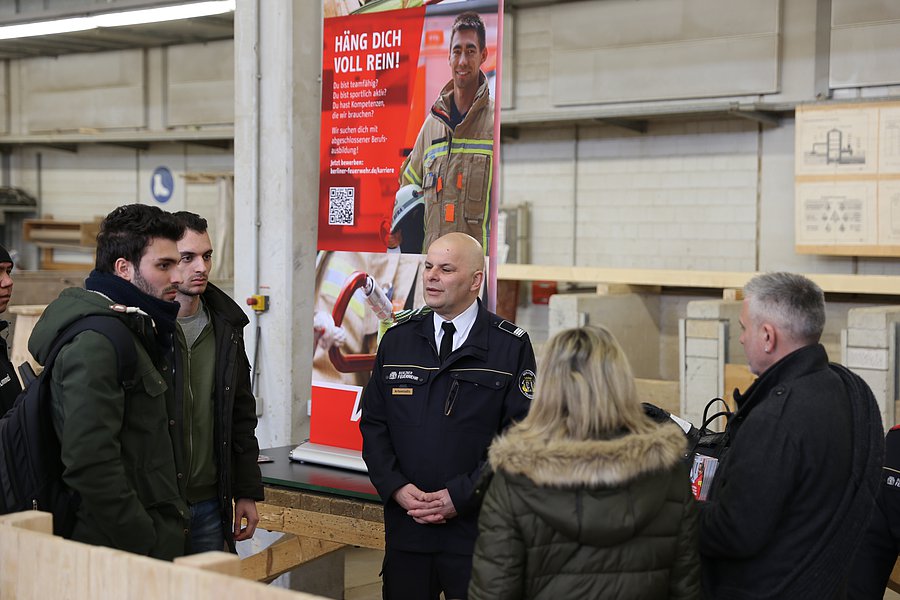 Stand Berufsinformation der Berliner Feuerwehr