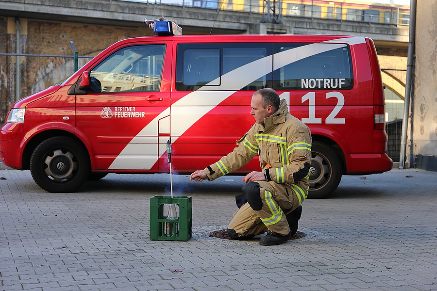 Demonstration des richtigen Umgangs mit Feuerwerk