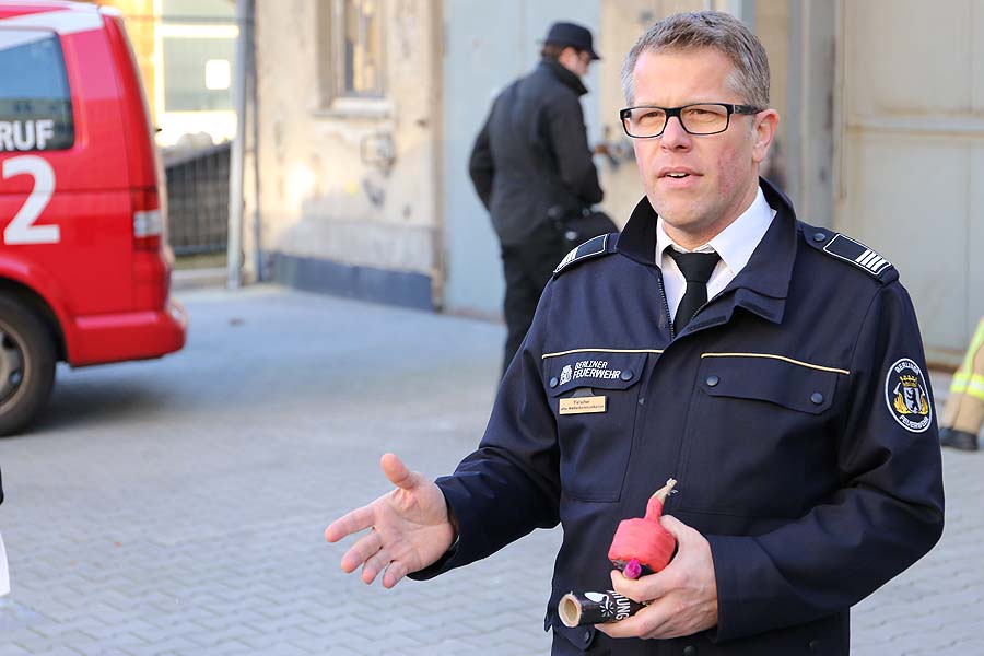 Herr Fleischer erklärt den richtigen Umgang mit Feuerwerk