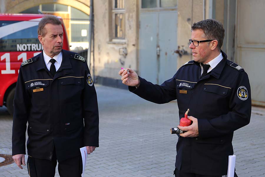 Herr Fleischer erklärt den richtigen Umgang mit Feuerwerk