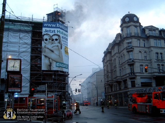 Rauch über der Invalidenstraße