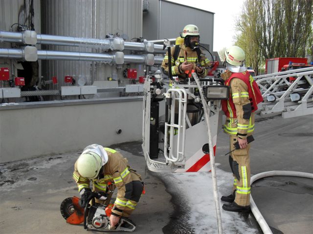 DLK und Trennschleifer im Einsatz