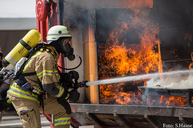 Simulation eines Zimmerbrands im Brandcontainer