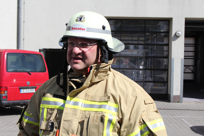 Senator Henkel in Einsatzkleidung