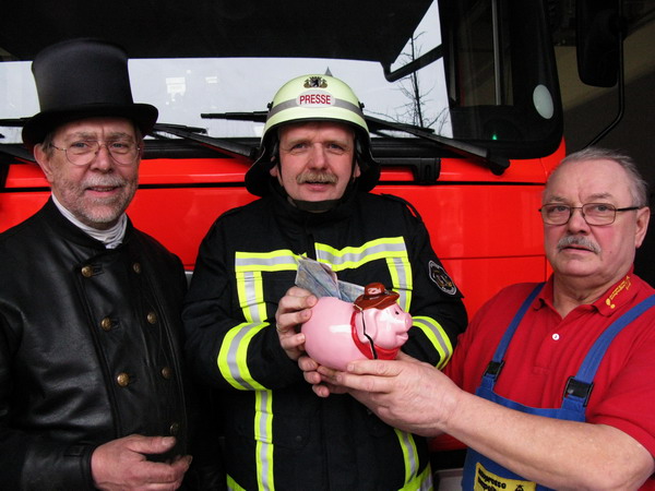 v.l.n.r. Klaus Nieter Schornsteinfegermeister, Stefan Sträubig, Helmut Juschkat