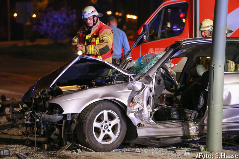 Einsatzkräfte vor Unfallfahrzeug