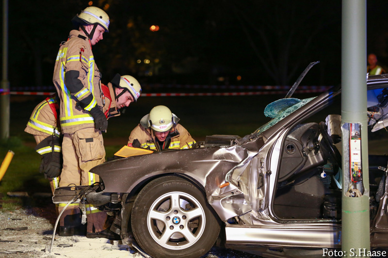 Einsatzkräfte vor Unfallfahrzeug