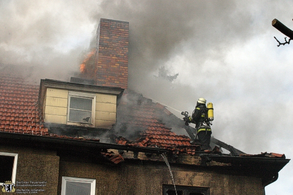 Feuerwehrmann auf Dach
