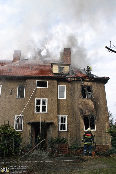 Feuerwehrmann auf Dach