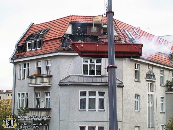 Schuttmulde am Feuerwehrkran