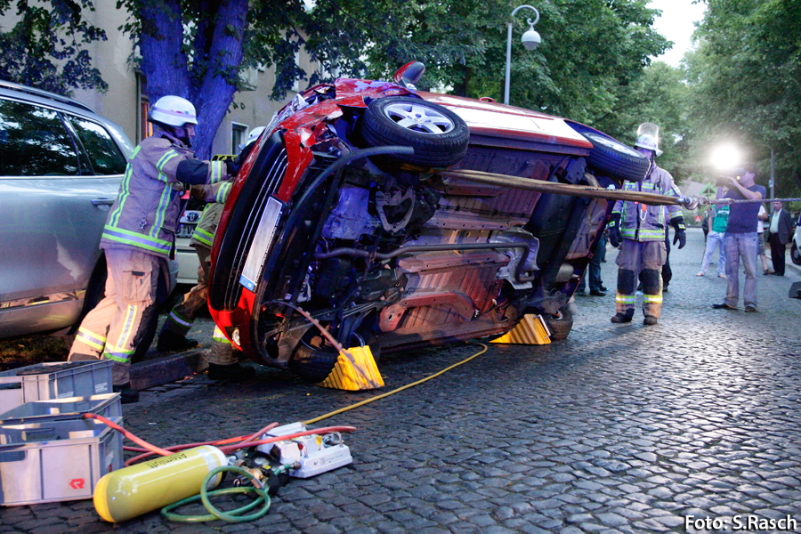 PKW wird aufgerichtet