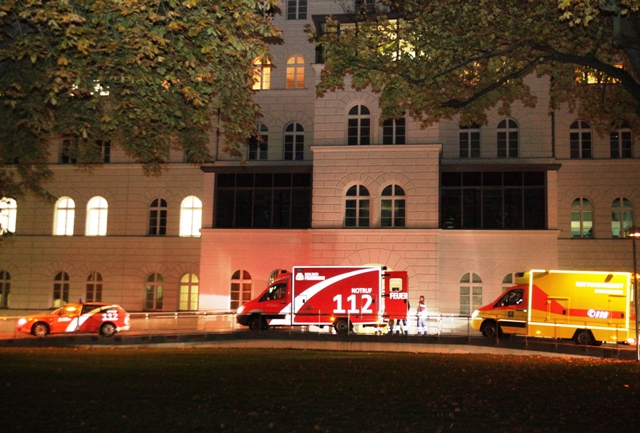 Fahrzeuge von Feuerwehr und Bundeswehr