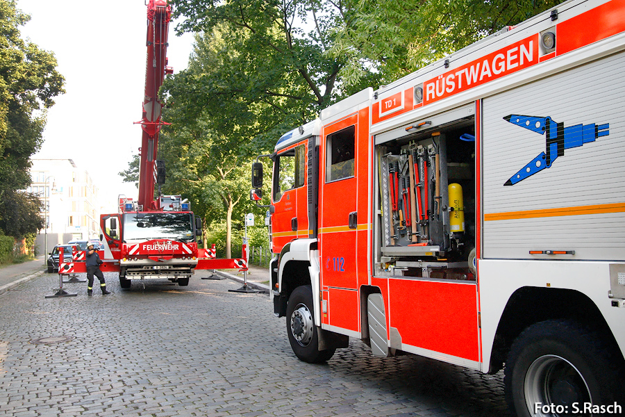 Feuerwehrkran mit Rüstwagen