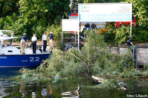 Polizeiboot mit Feuerwehrleuten