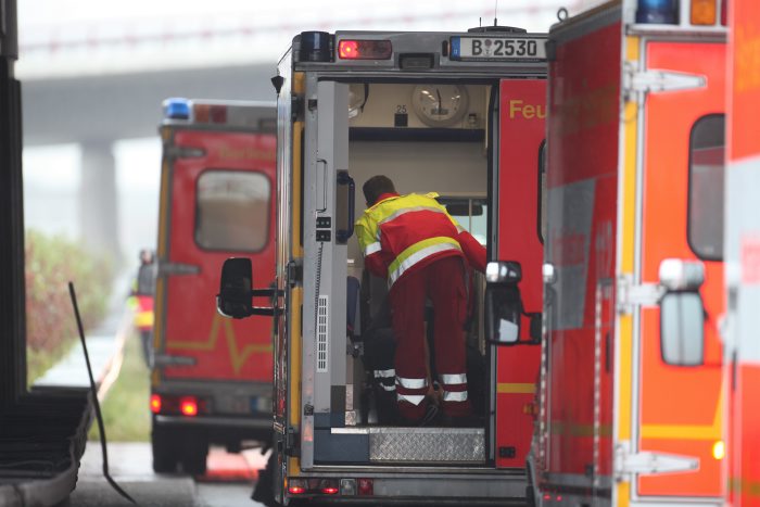 Bereitgestellte Rettungswagen der Feuerwehr