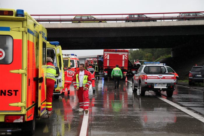 Bereitgestellte Rettungswagen der Feuerwehr