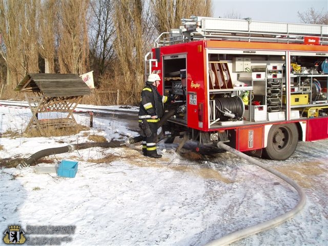 Löschwasser wird aus Brunnen gesogen