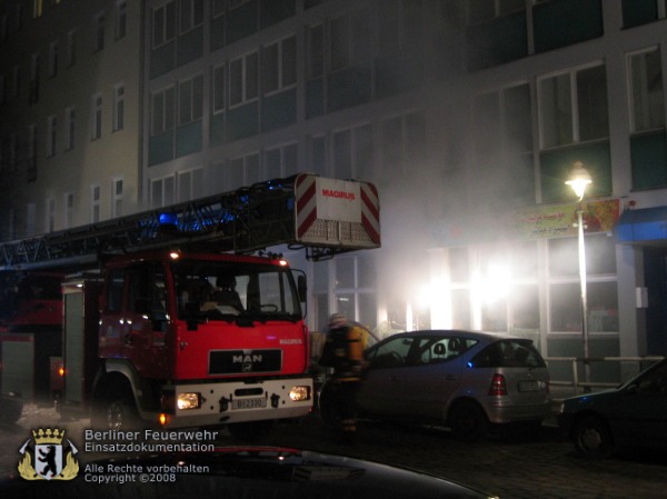 DLK vor dem Brandhaus