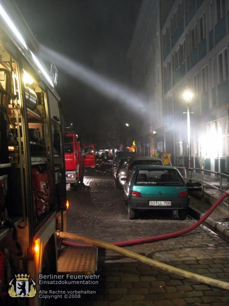 Fahrzeuge vor der Einsatzstelle