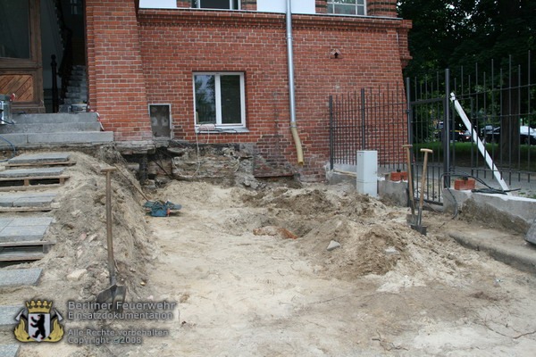 Bombe im Sand vor Haus