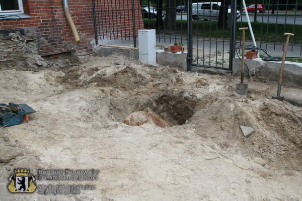 Bombe im Sand vor Haus