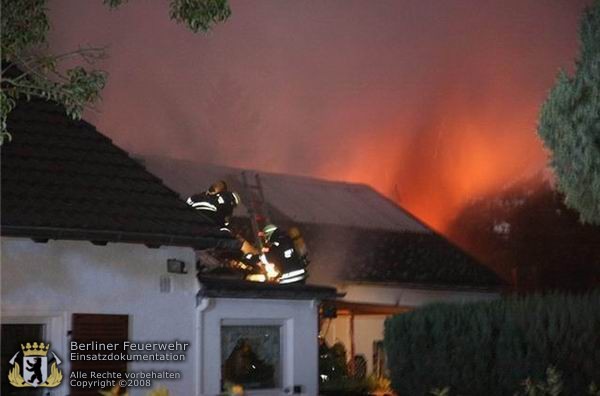 Flammenschein über dem Dach