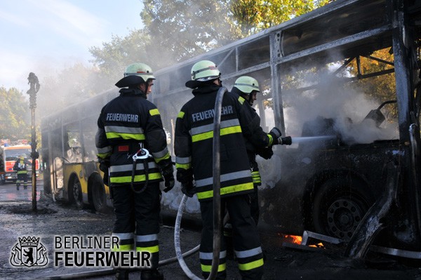 Unter dem Bus brennt Kraftstoff